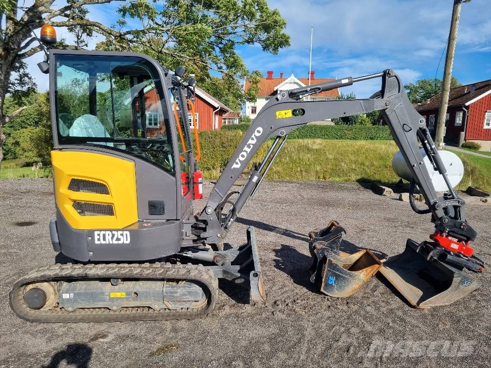 Volvo ECR25D i toppskick med kärra Minigraafmachines < 7t