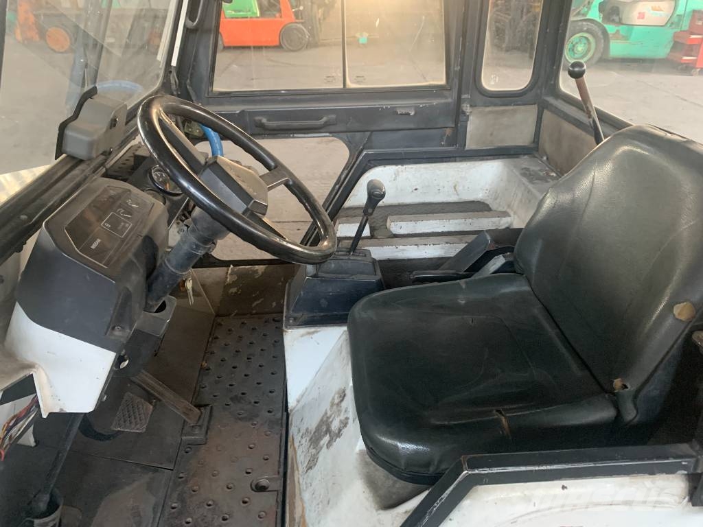 Nissan TD2500 V-2579  EO Flughafenausrüstung