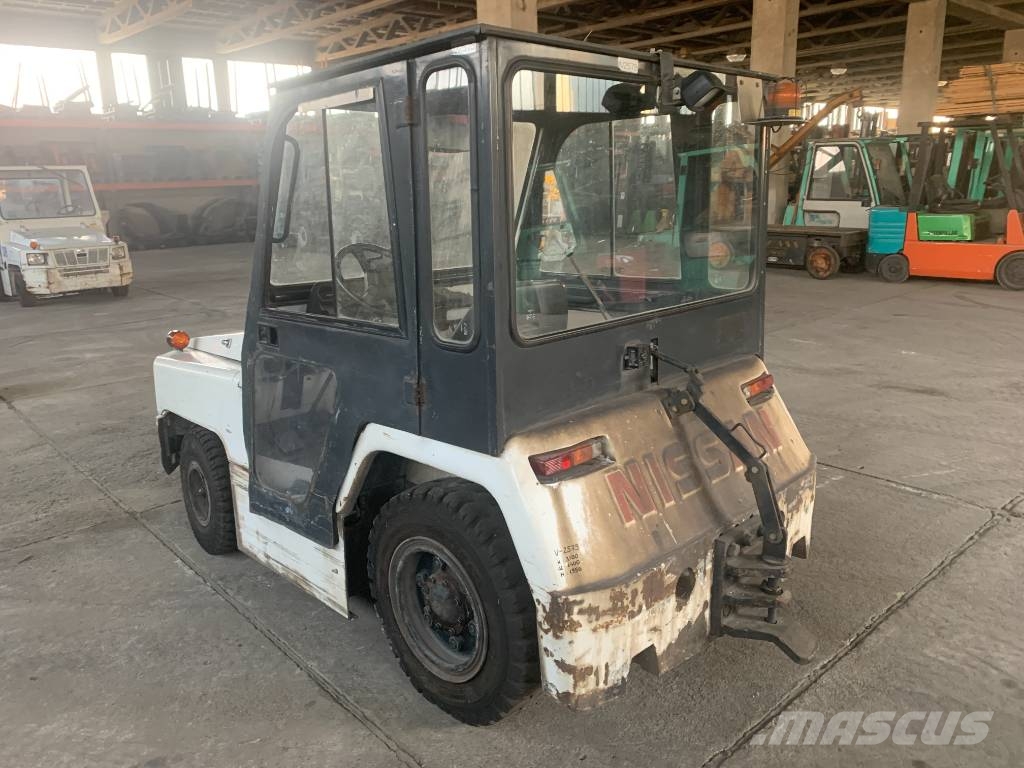 Nissan TD2500 V-2579  EO Flughafenausrüstung