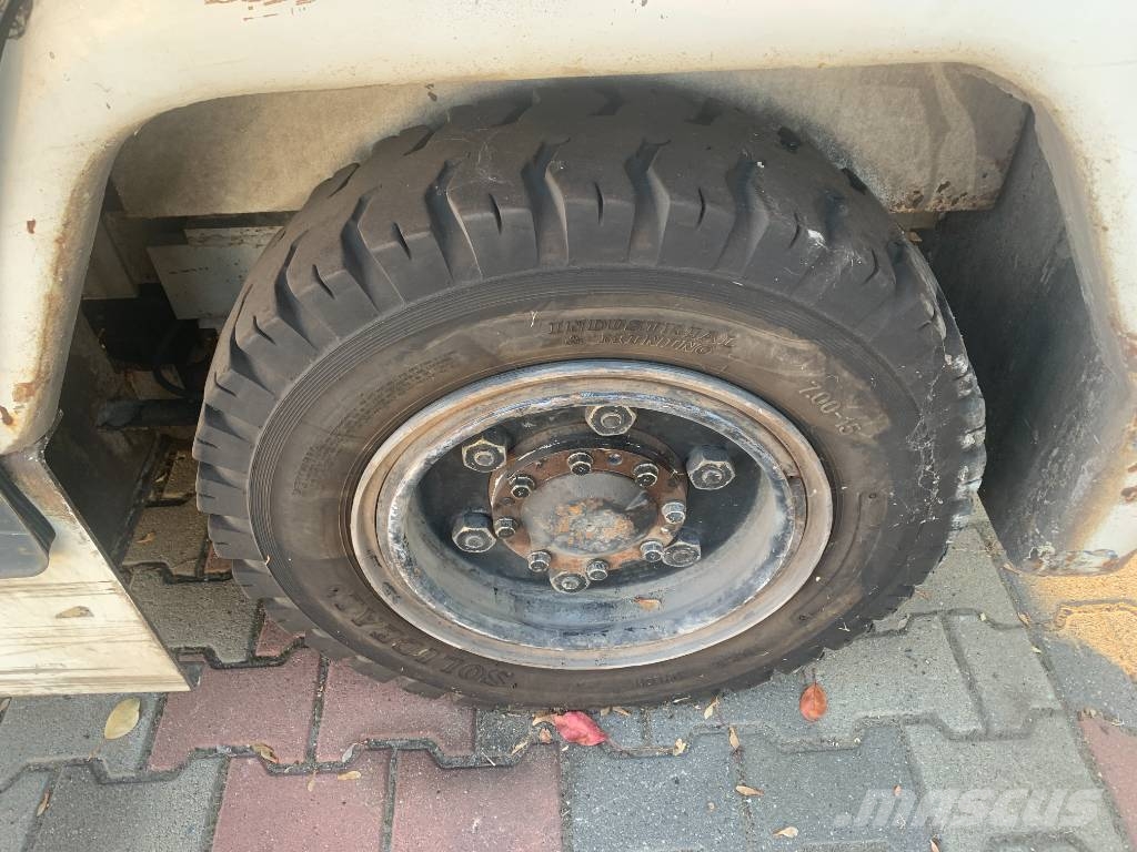 Nissan TD2500 V-2579  EO Flughafenausrüstung