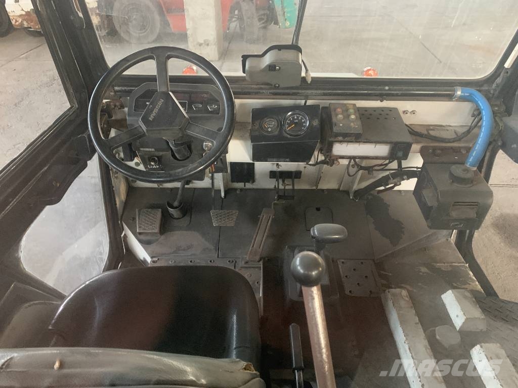 Nissan TD2500 V-2579  EO Flughafenausrüstung