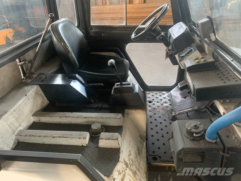 Nissan TD2500 V-2579  EO Flughafenausrüstung