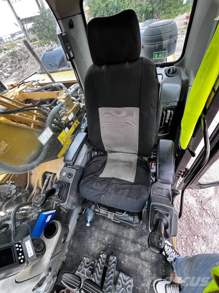 CAT 323 D SA Pásová rýpadla