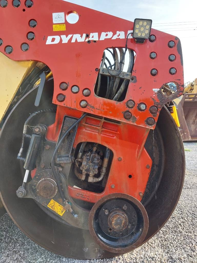 Dynapac CC 424 HF مداحل ثنائية الاسطوانة