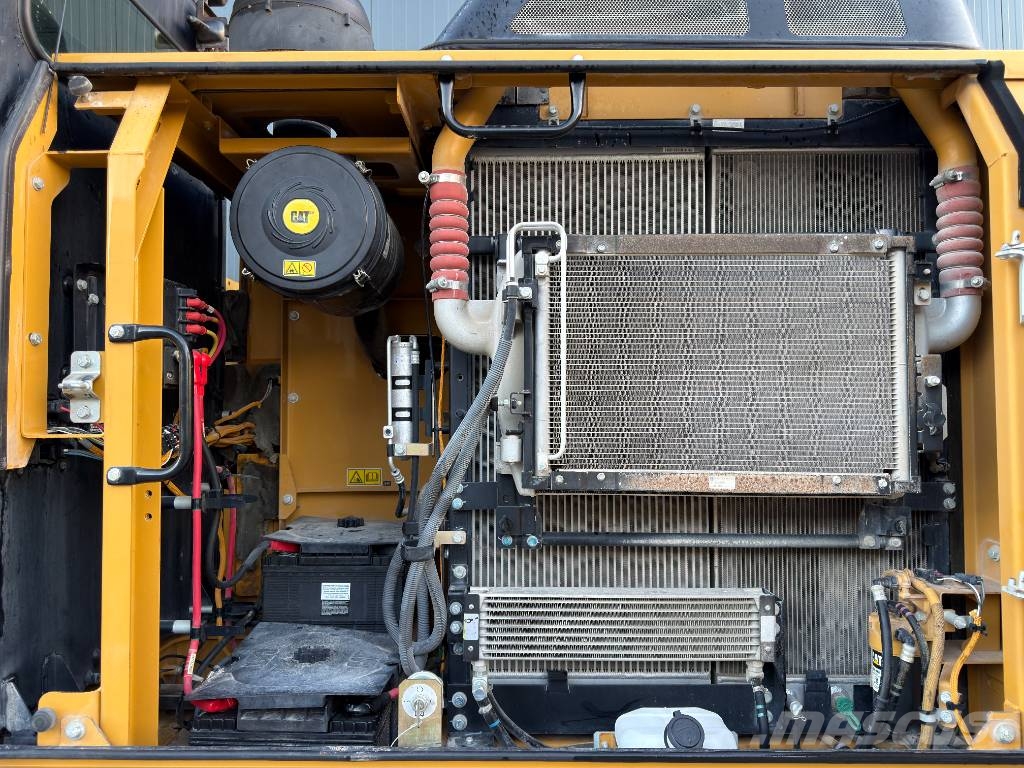 CAT 320E L Telakaivukoneet