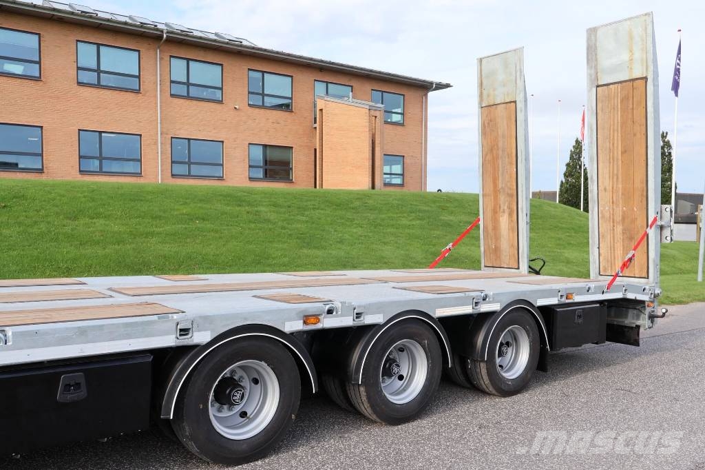 AMT MK300 3 akslet maskinkærre med enkeltramper Flatbed/Dropside trailers
