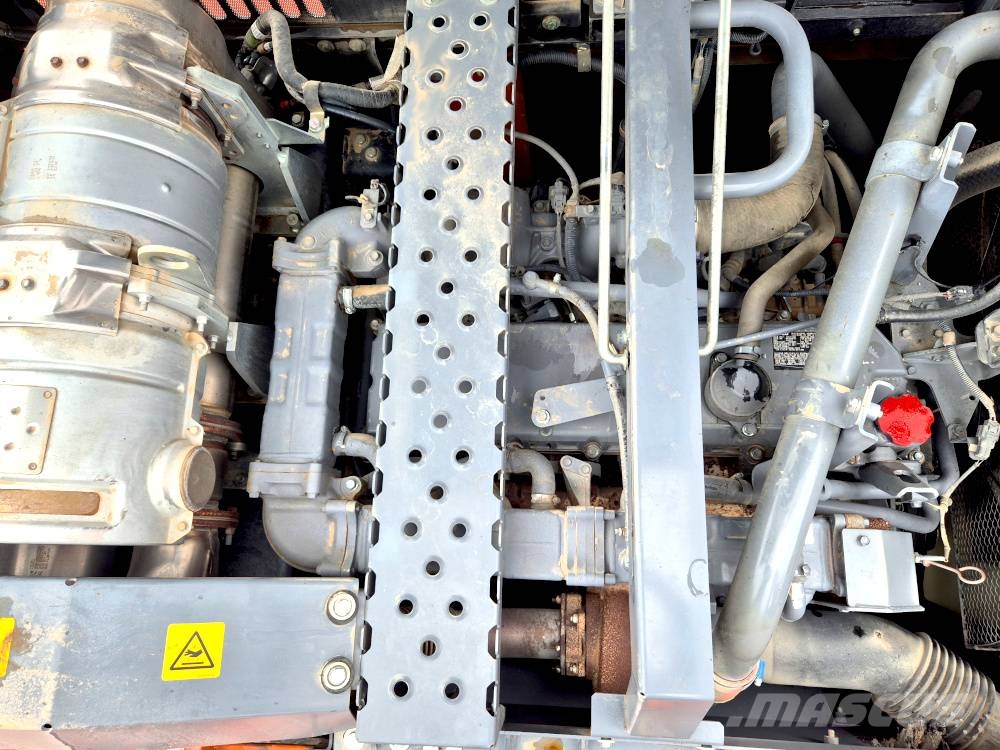 Hitachi ZX 300 LC N-6 حفارات زحافة