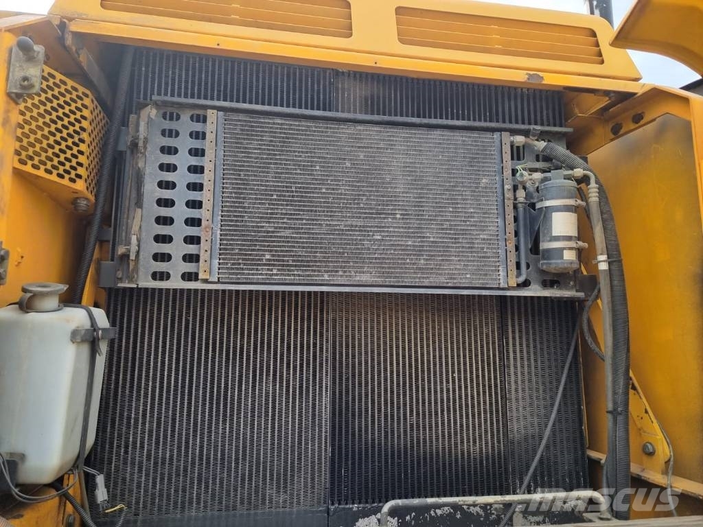 JCB JS 330 NC Pelle sur chenilles