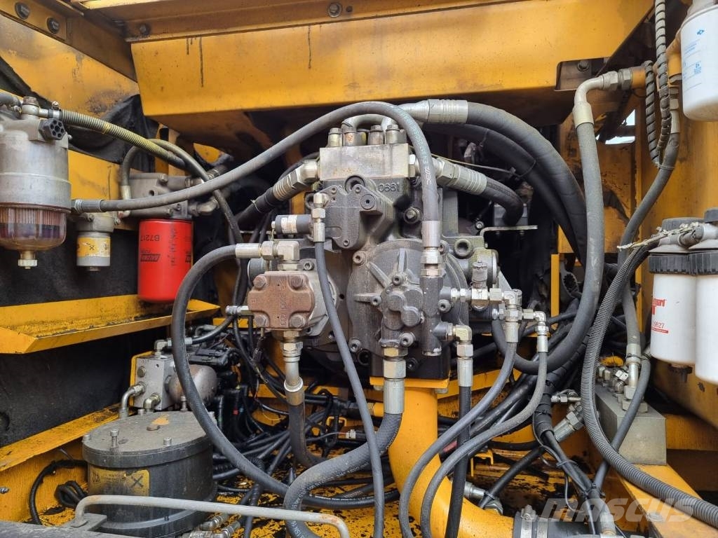 JCB JS 330 NC Pelle sur chenilles