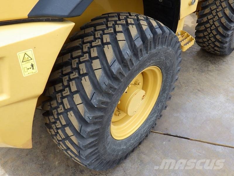 CAT 901C2 Loader حفارات زحافة