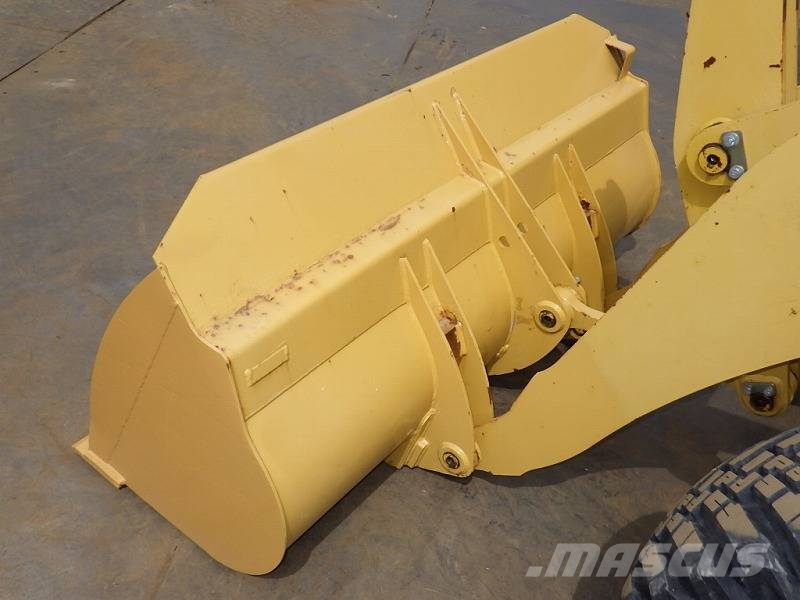CAT 901C2 Loader حفارات زحافة