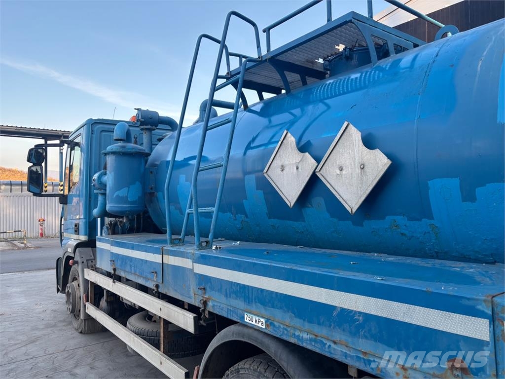 Iveco EUROCARGO 120E25 6X4/4 Tartályos teherautók