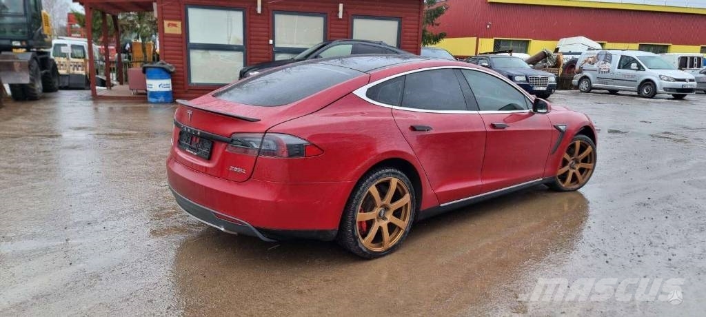 Tesla Model S P85D Automobili