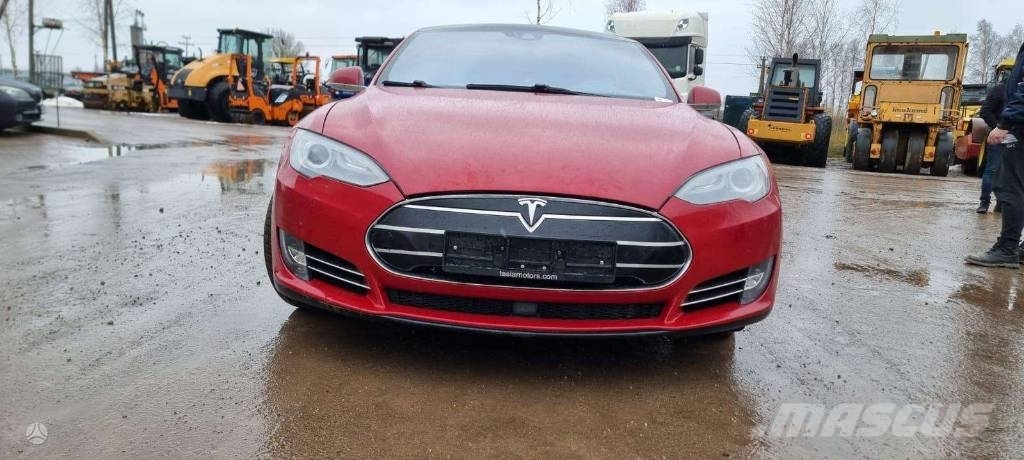 Tesla Model S P85D Automobili