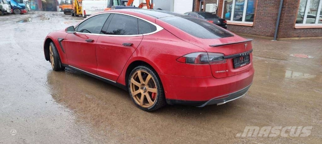 Tesla Model S P85D Automobili