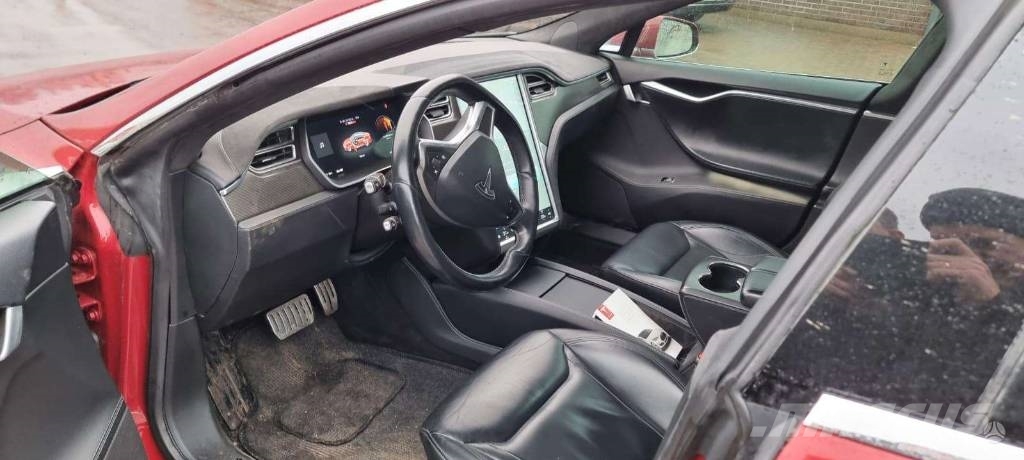 Tesla Model S P85D Automobili