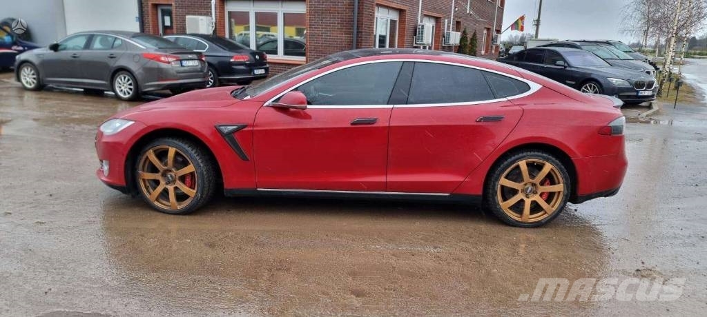 Tesla Model S P85D Automobili