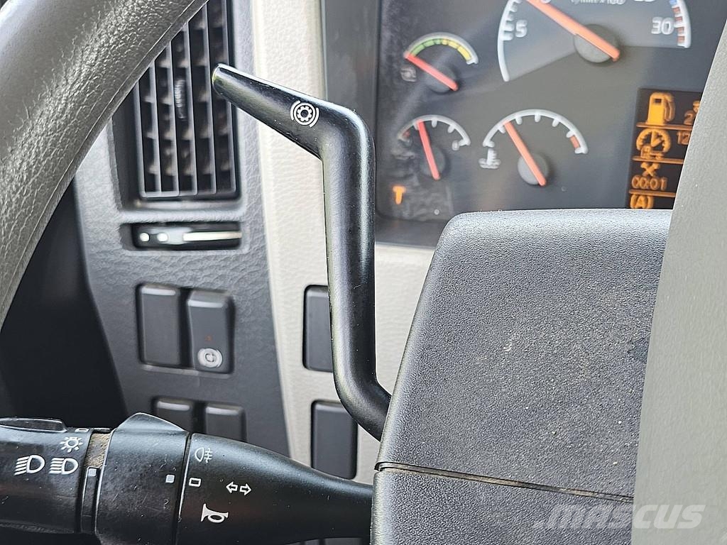 Volvo FL 240.12 MANUAL HIAB 033T Camiones de cama baja