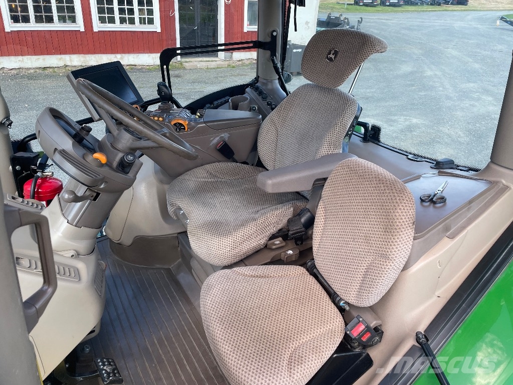John Deere 6215R Ultimate Edition NYA DÄCK Tractoren