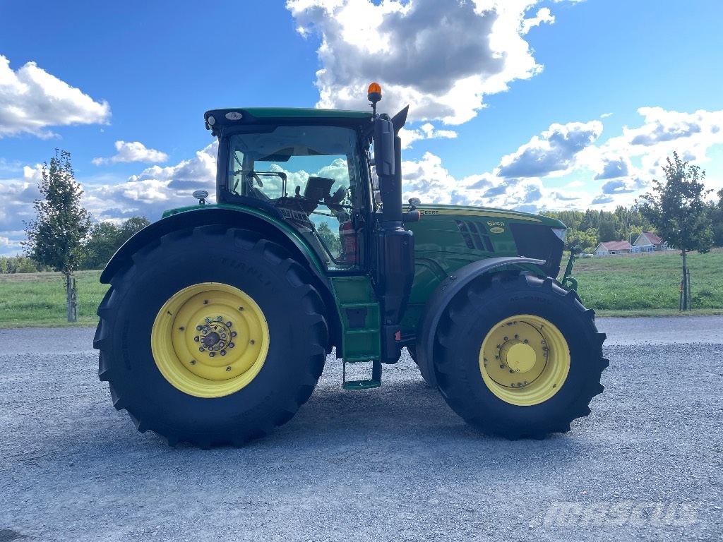 John Deere 6215R Ultimate Edition NYA DÄCK Tractoren