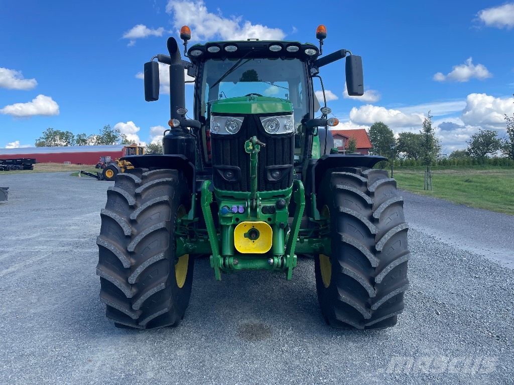 John Deere 6215R Ultimate Edition NYA DÄCK Tractoren