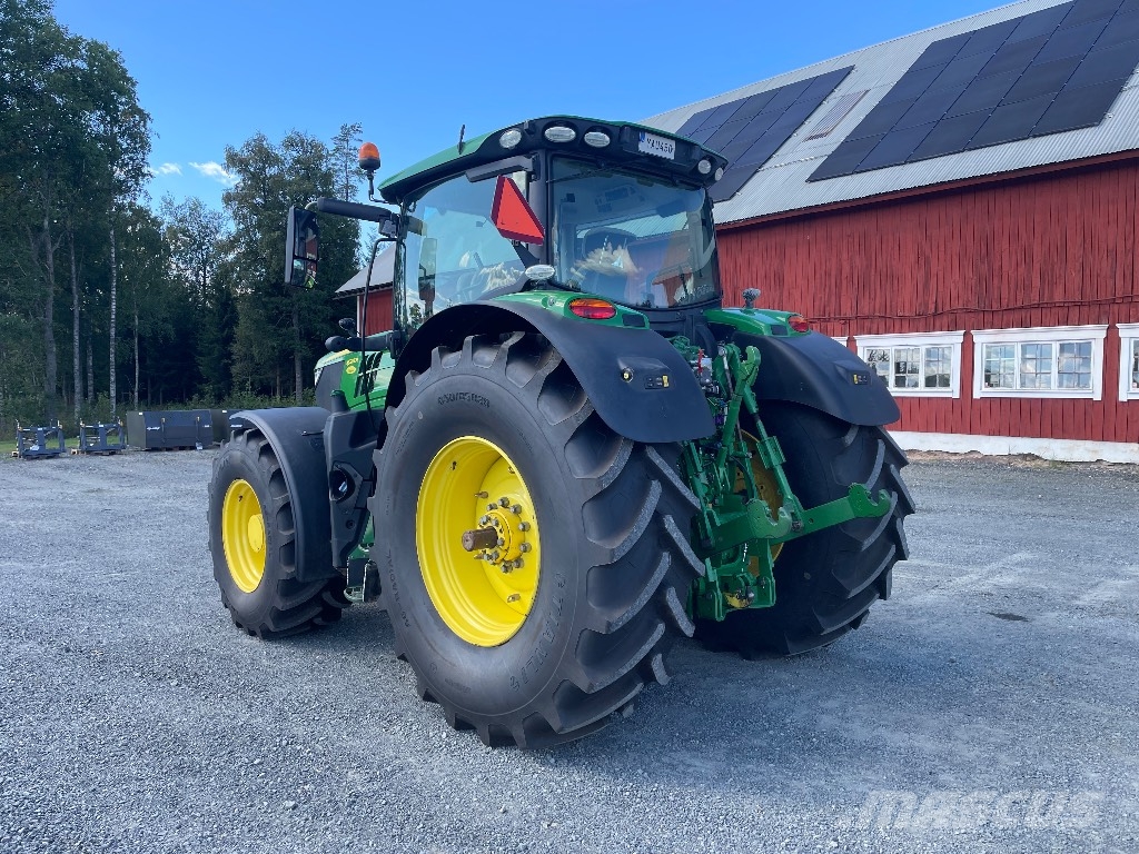 John Deere 6215R Ultimate Edition NYA DÄCK Tractoren