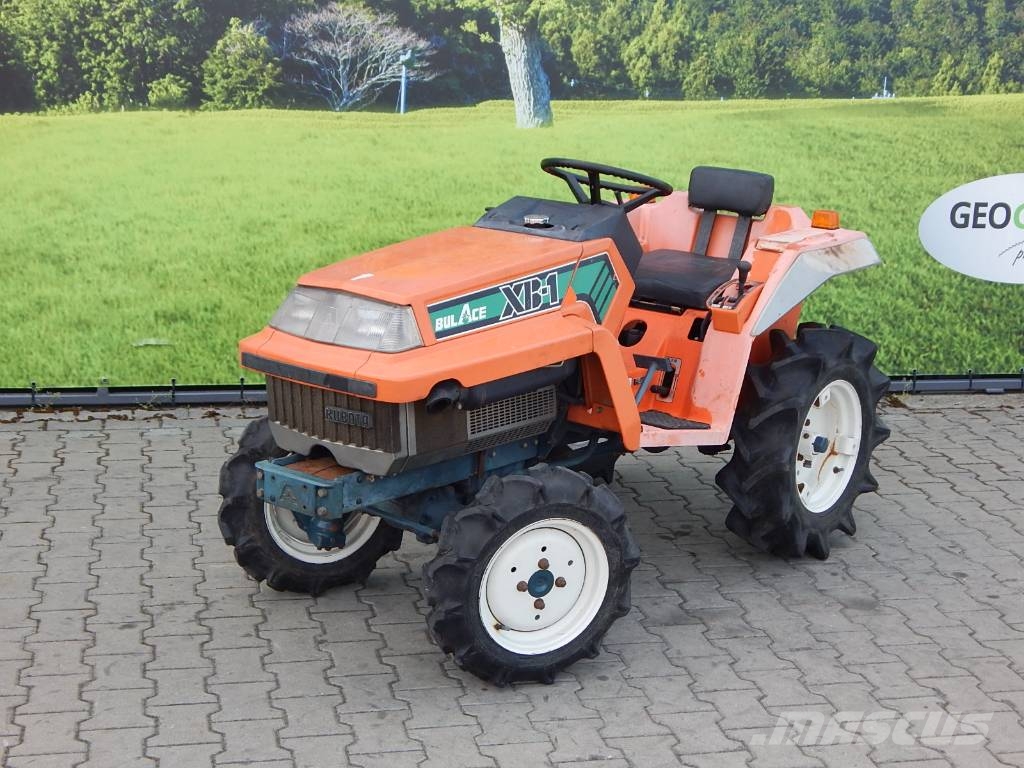 Kubota XB 1 جرارات مدمجة