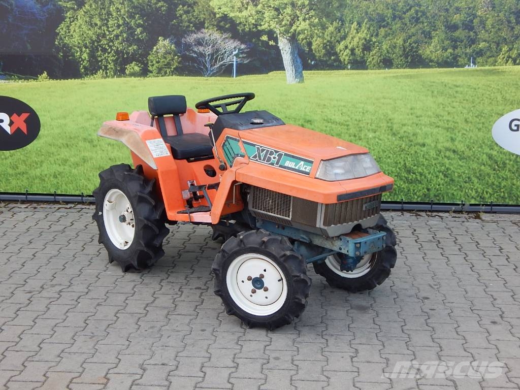 Kubota XB 1 جرارات مدمجة