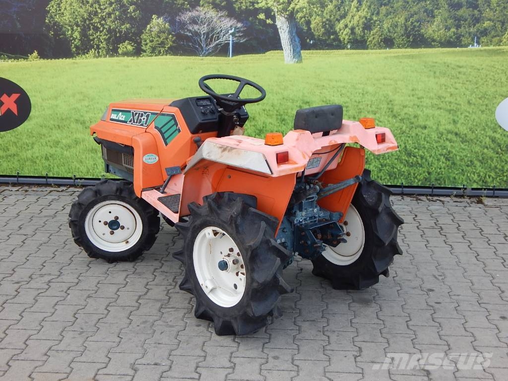 Kubota XB 1 جرارات مدمجة