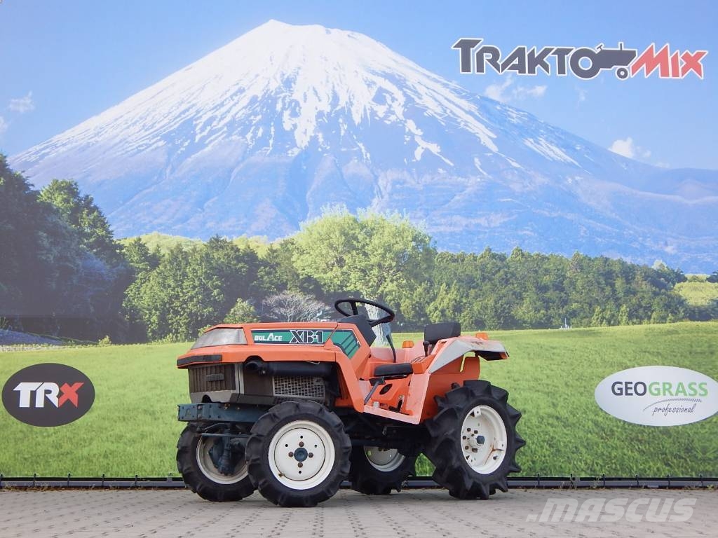 Kubota XB 1 جرارات مدمجة