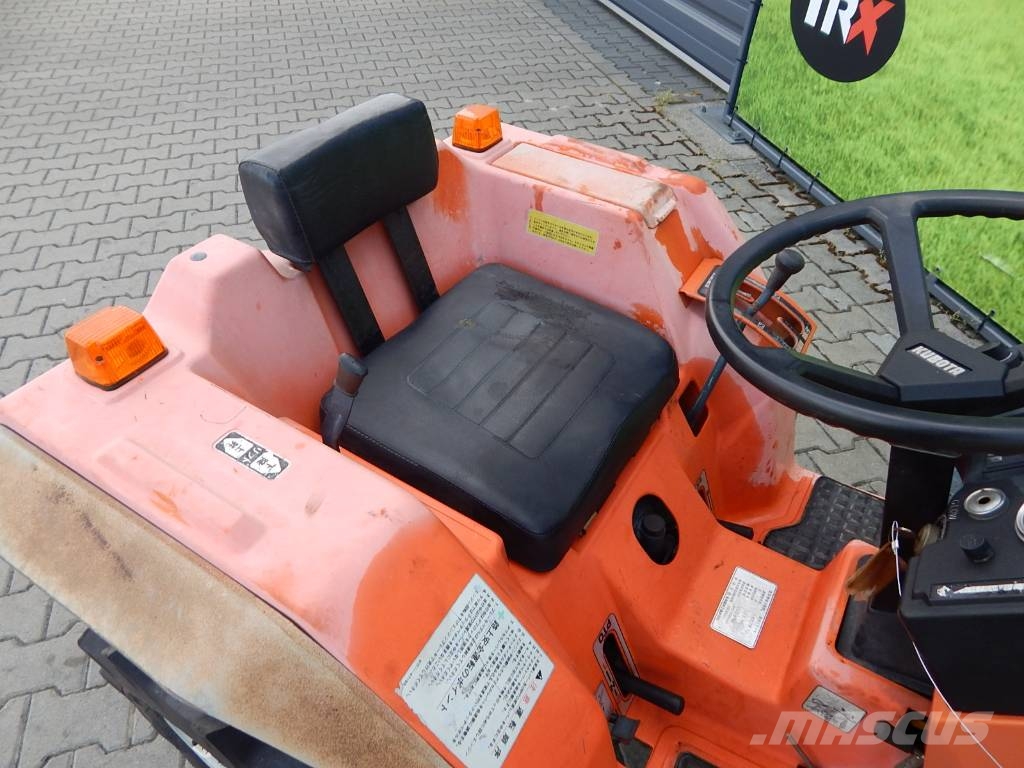 Kubota XB 1 جرارات مدمجة