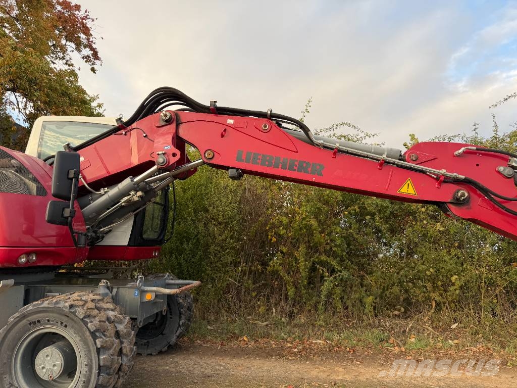 Liebherr 914 Compact Litronic 1er Main حفارات بعجل