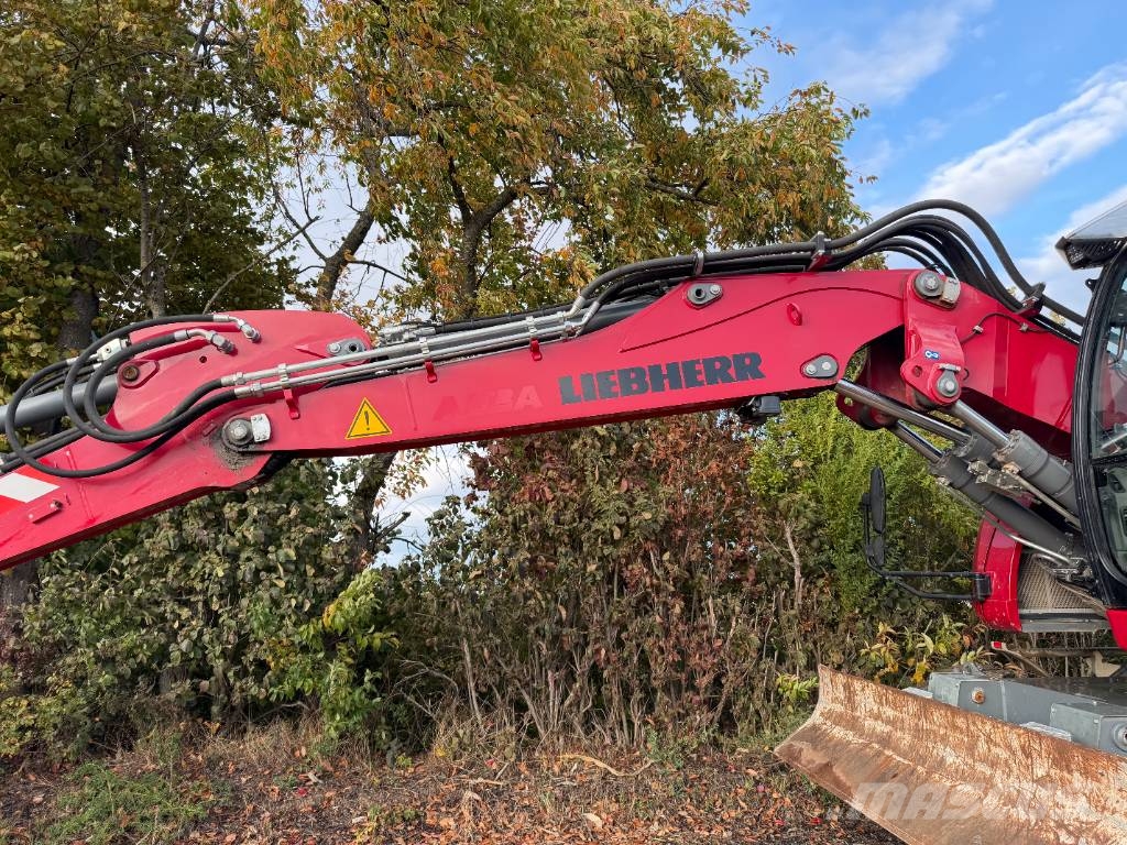 Liebherr 914 Compact Litronic 1er Main حفارات بعجل