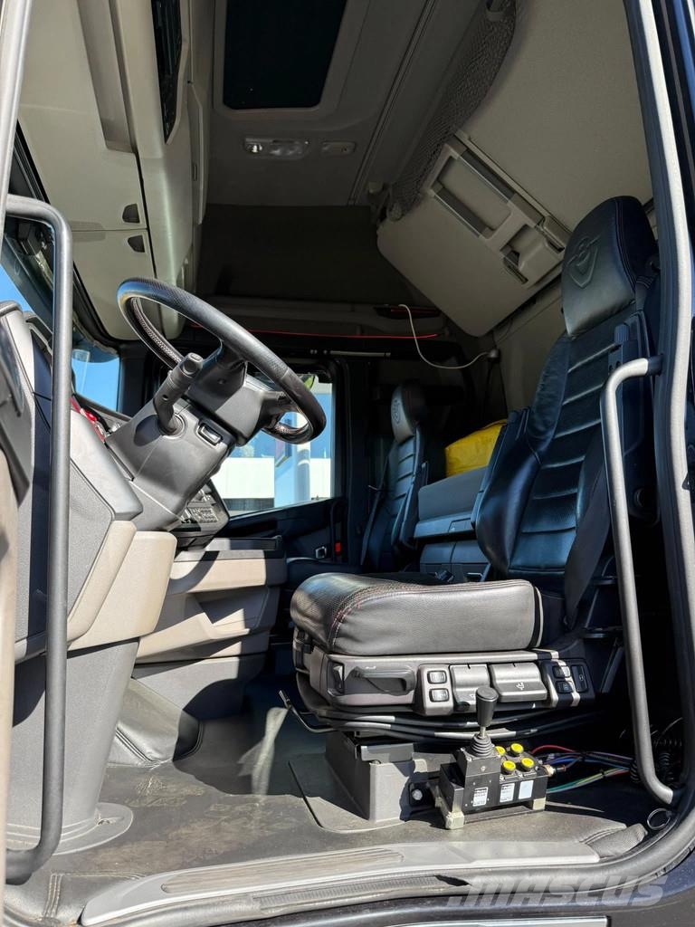 Scania S650 6x2 Vrachtwagen met containersysteem