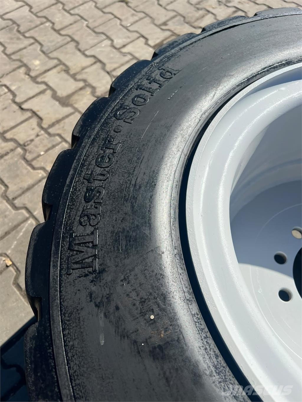  [div] WHEEL Combilift C14000 - TIRE Master Solid ملحقات ومكونات أخرى