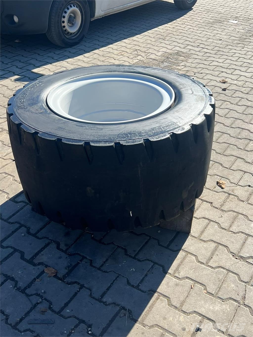  [div] WHEEL Combilift C14000 - TIRE Master Solid ملحقات ومكونات أخرى