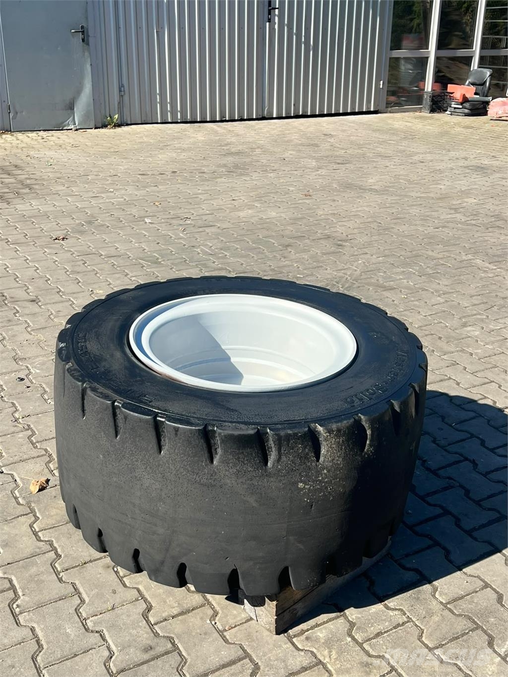  [div] WHEEL Combilift C14000 - TIRE Master Solid ملحقات ومكونات أخرى