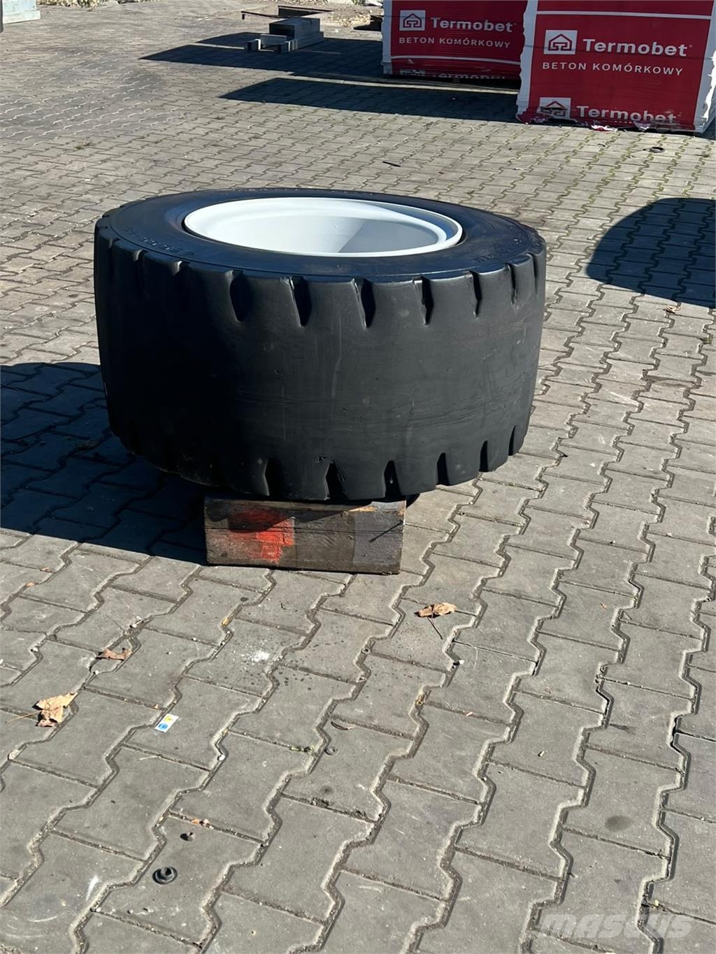  [div] WHEEL Combilift C14000 - TIRE Master Solid ملحقات ومكونات أخرى