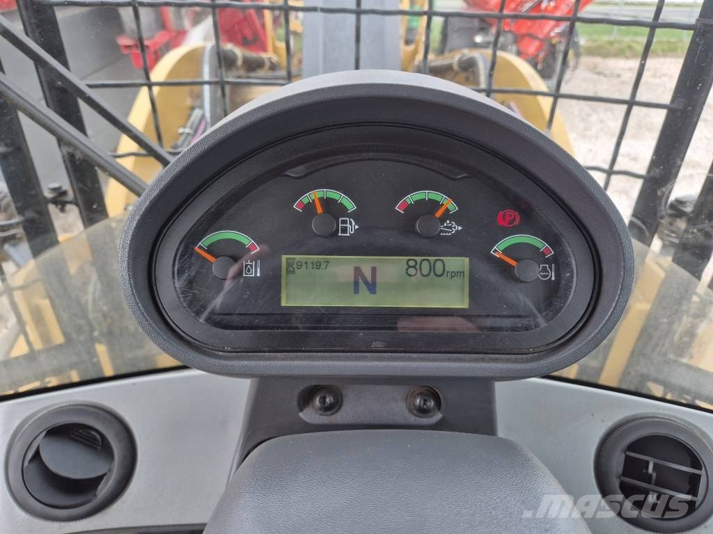 CAT 926 لوادر بعجل