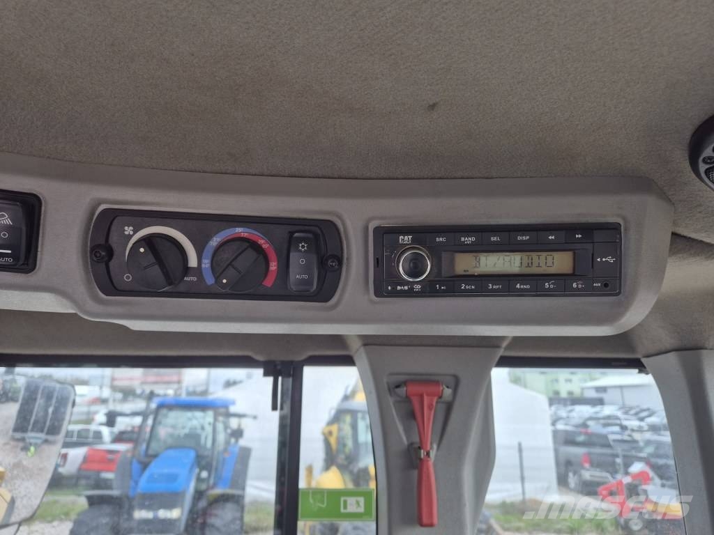 CAT 926 لوادر بعجل