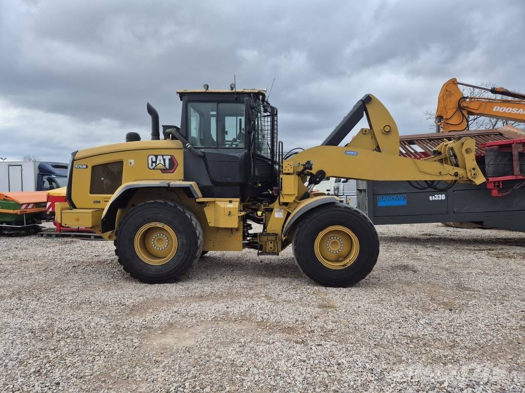 CAT 926 لوادر بعجل