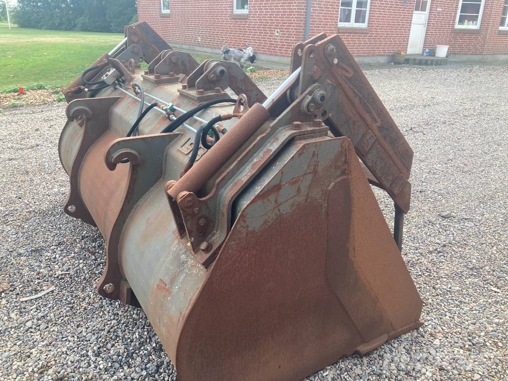 LSB Skovl m. overfald Buckets