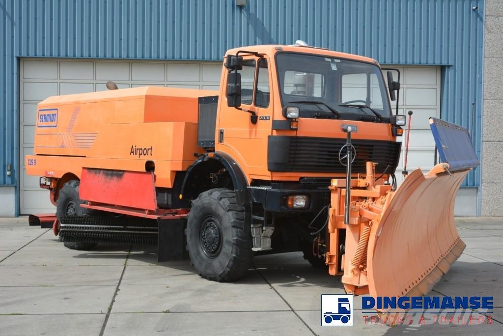 MB Trac SK 2031 4x4x4 Schmidt CJS9 airport sweeper snow pl Snow groomers