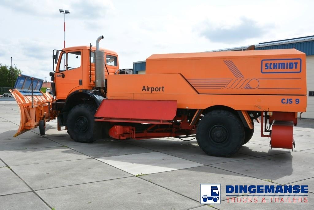 MB Trac SK 2031 4x4x4 Schmidt CJS9 airport sweeper snow pl Snow groomers