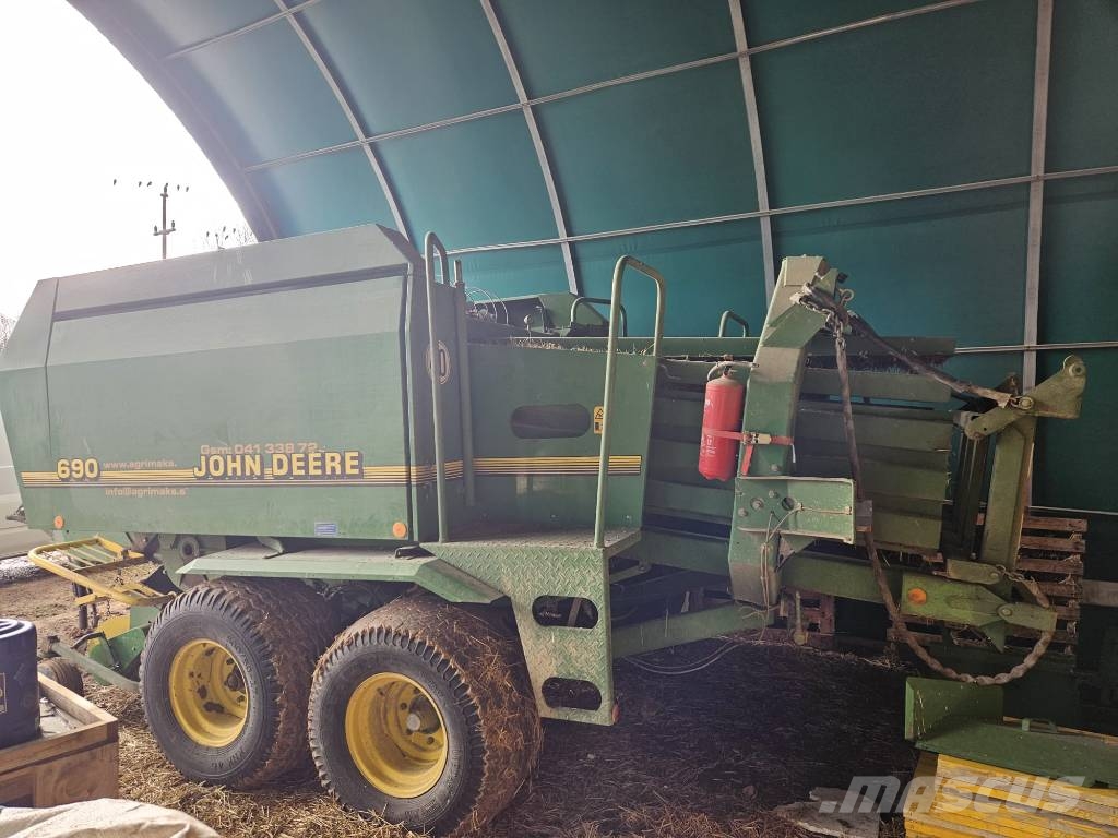 John Deere 690 Lis na hranaté balíky