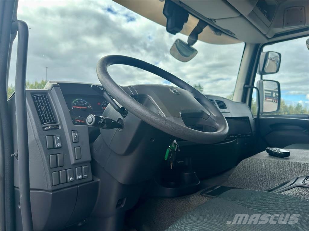 Volvo FE320 4x2 貨箱式卡車