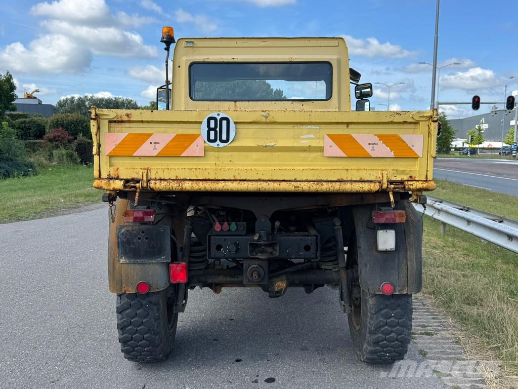 Mercedes-Benz Unimog U140 自卸式货车