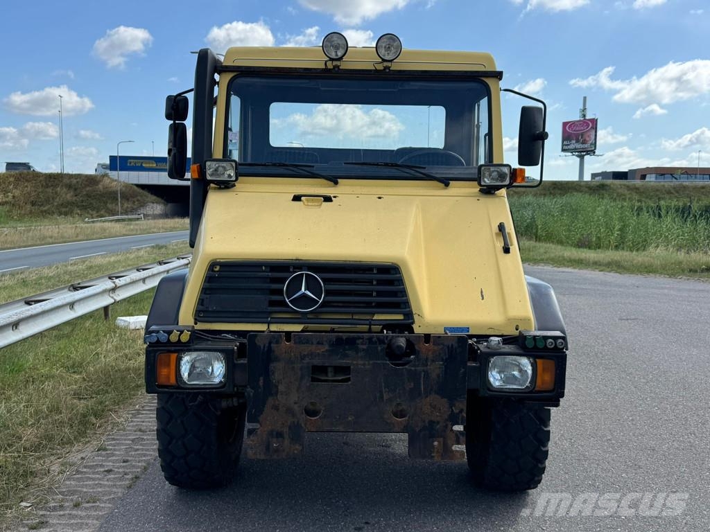 Mercedes-Benz Unimog U140 自卸式货车