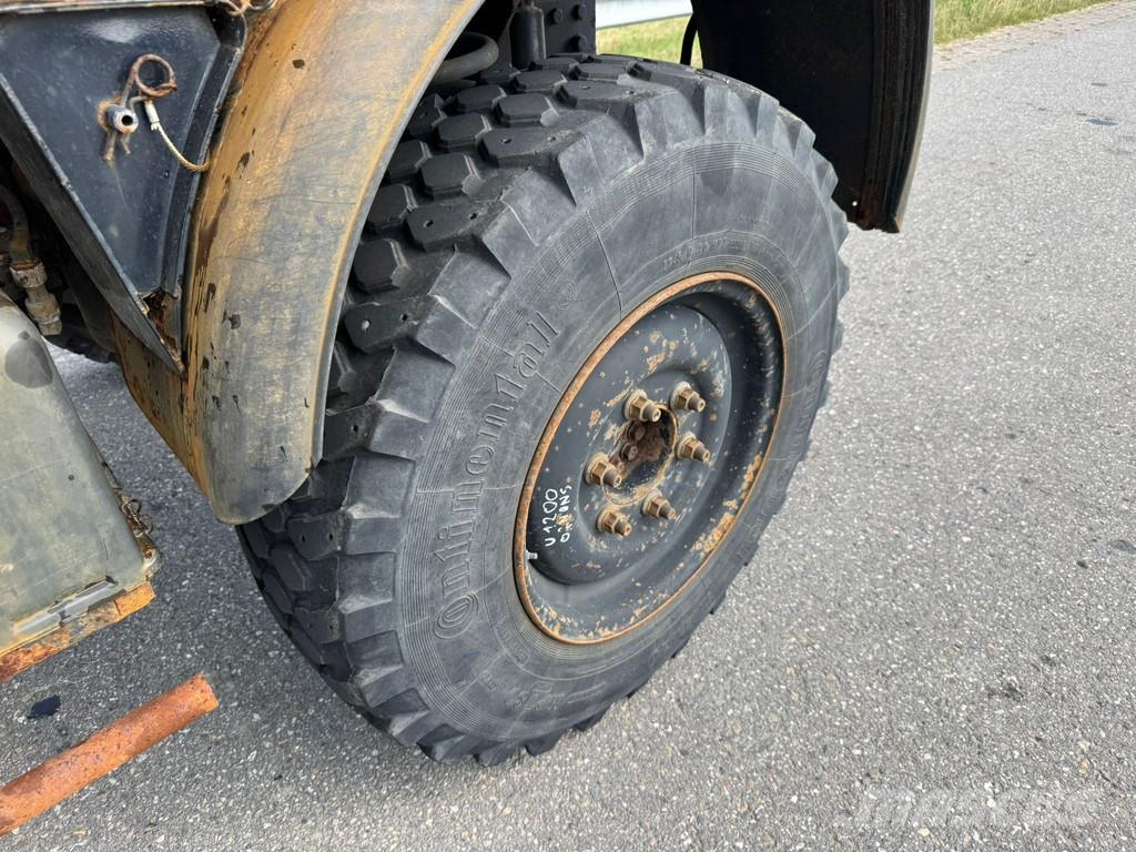 Mercedes-Benz Unimog U140 自卸式货车