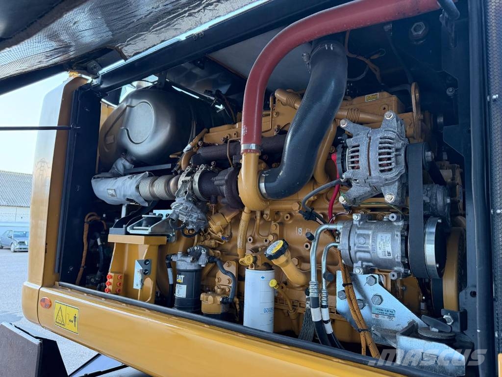 CAT M 318 F Bagri na kolesih